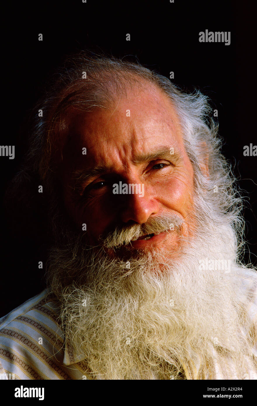 Portrait intérieur de l'homme à barbe blanche touffue. Banque D'Images