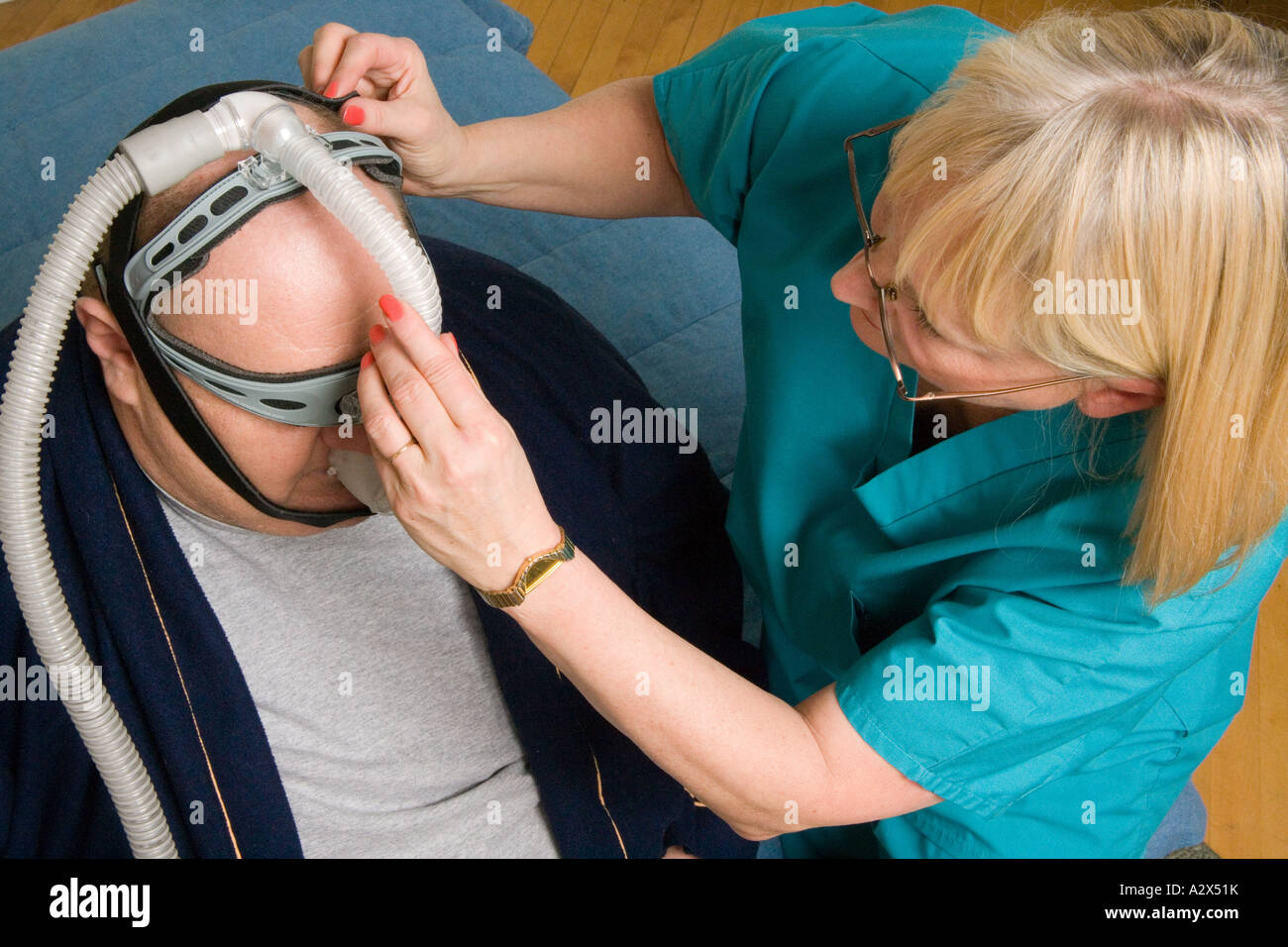 Infirmière ordonne à un patient souffrant d'apnée du sommeil comment utiliser l'appareil CPAP. Pression Positive Continue. Banque D'Images