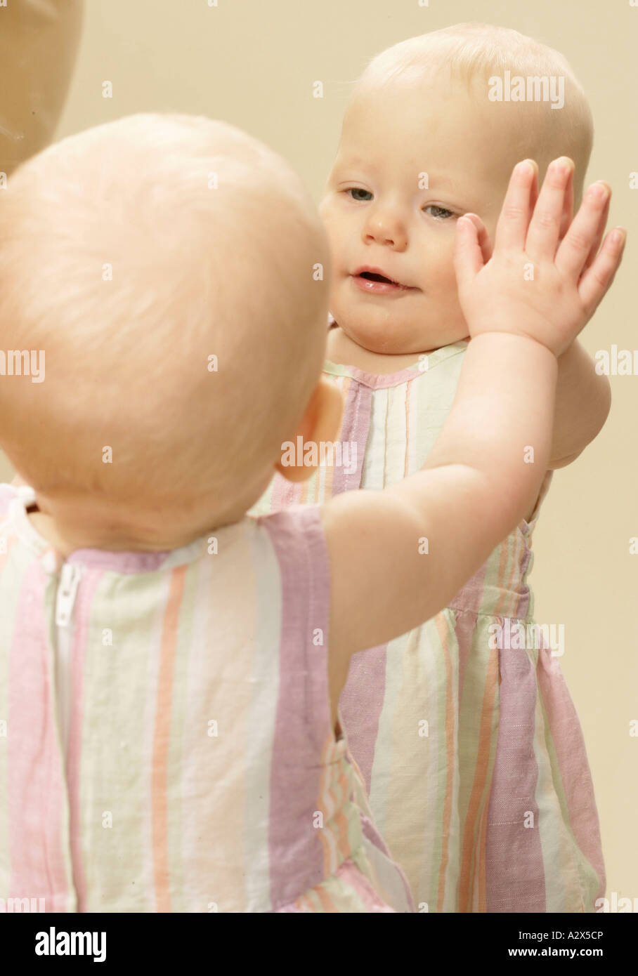 Bebe S Amuse A La Recherche Dans Le Miroir D Elle Meme Photo Stock Alamy Bebe S Amuse A La Recherche Dans Le Miroir D Elle Meme Photo Stock Alamy