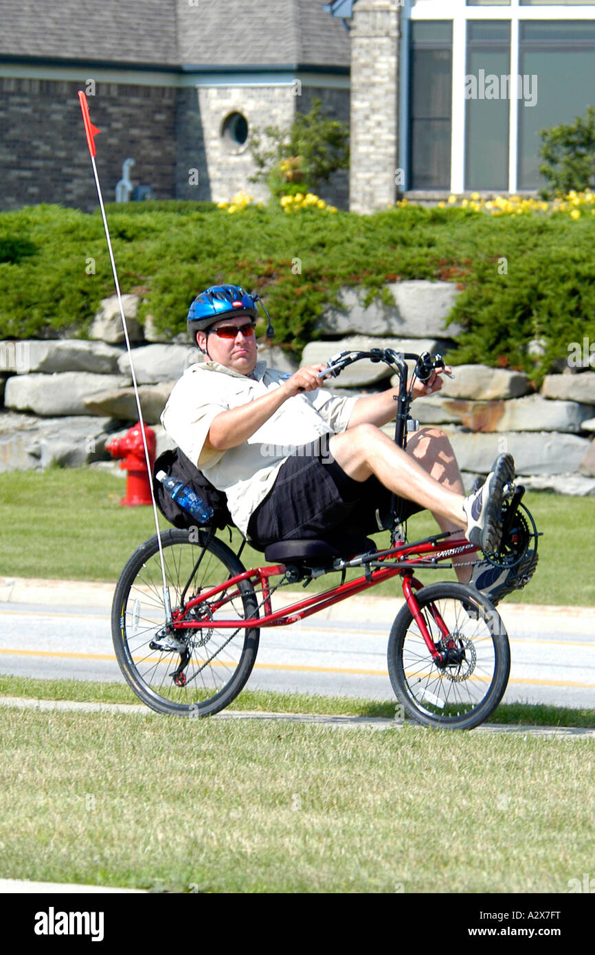 Les hommes obèses équitation un vélo couché vélo. Banque D'Images