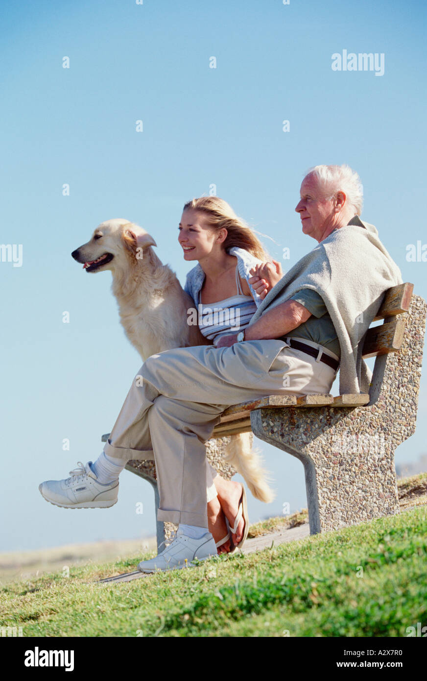 Père et fille adultes en plein air avec des animaux chien labrador. Banque D'Images