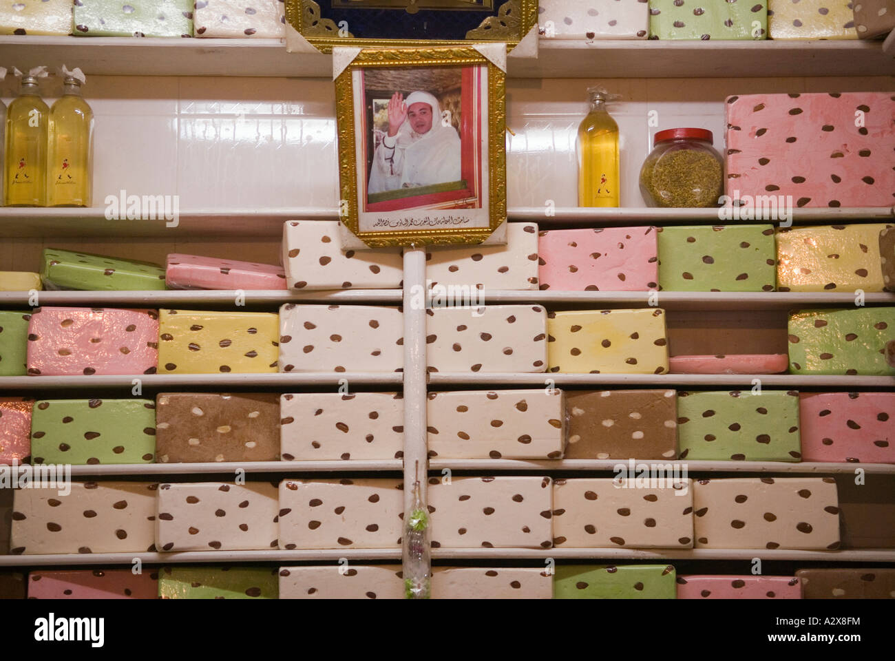 Fes el Bali Maroc Afrique du Nord. Le Roi du Maroc dans un massepain shop HOMER SYKES Banque D'Images