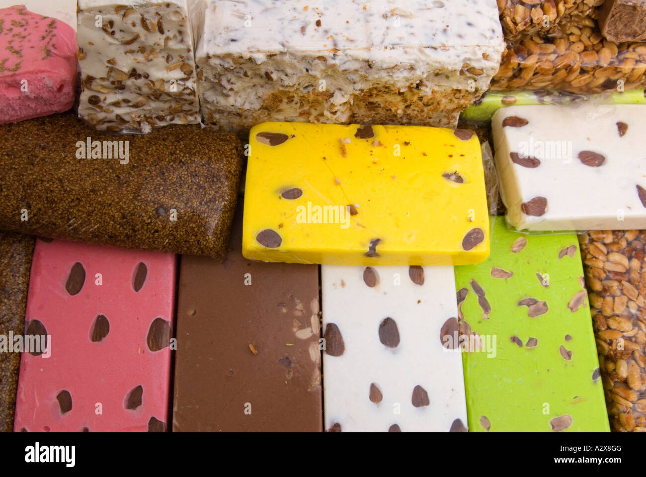 Gâteaux de massepain et noix à vendre à Souk. Fes el Bali, Fès Maroc Afrique du Nord. HOMER SYKES des années 2007 2000 Banque D'Images