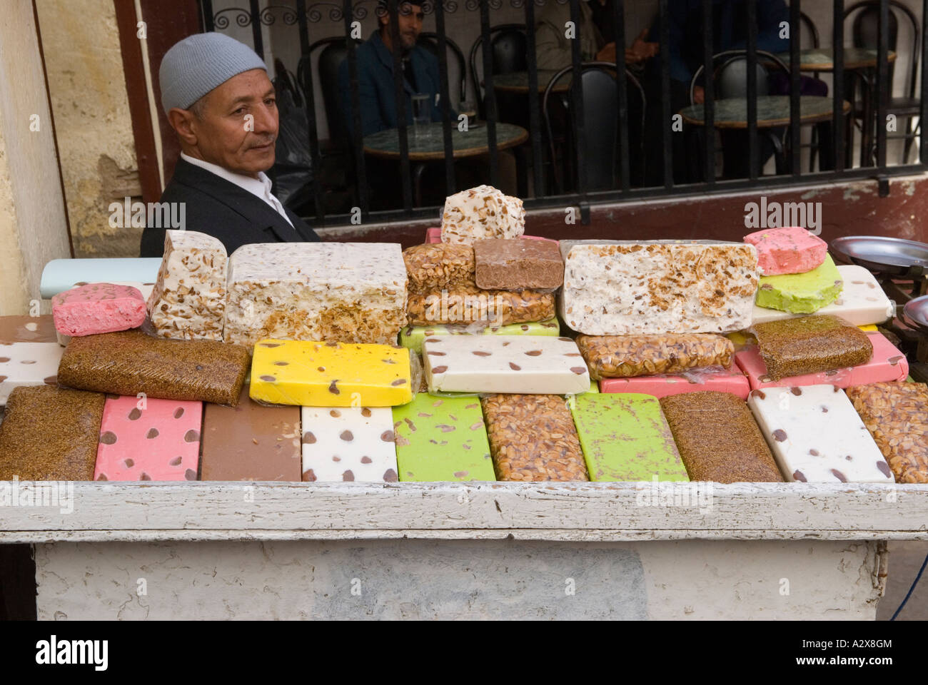 Gâteaux de massepain et de noix à vendre à Medina. Fes el Bali, Fès Maroc Afrique du Nord. HOMER SYKES des années 2007 2000 Banque D'Images