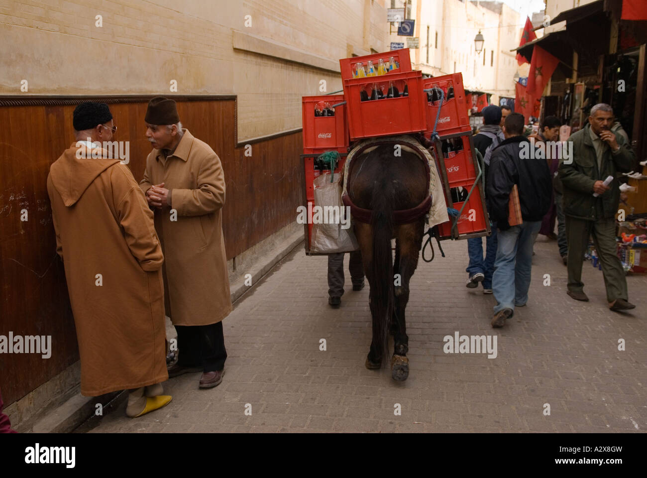 Marché marocain de Fes el Bali, Afrique du Nord Mule transportant des bouteilles de Coco Cola dans les rues de la médina HOMER SYKES Banque D'Images Marché marocain de Fes el Bali, Afrique du Nord Mule transportant des bouteilles de Coco Cola dans les rues de la médina HOMER SYKES Banque D'Images