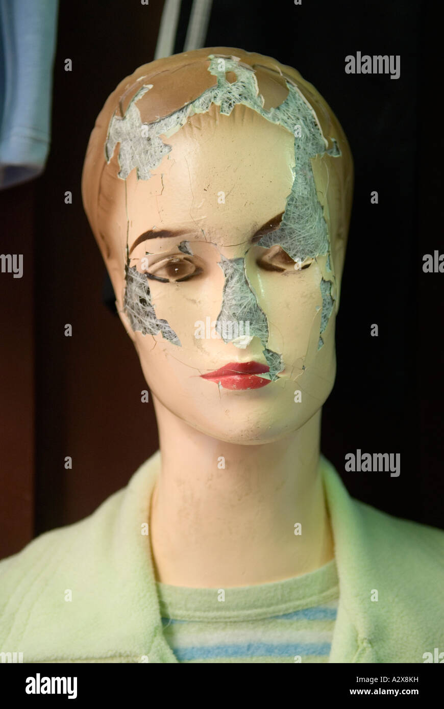 Mannequin de nez cassé femelle, femme avec le visage fissuré tête crâne endommagé tailleurs mannequin. HOMER SYKES Banque D'Images