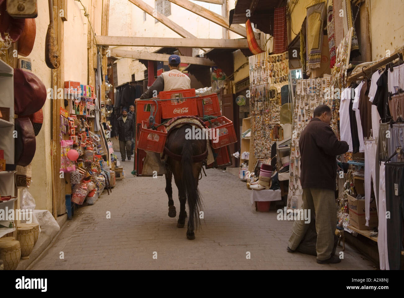 Fez el Bali Maroc Afrique du Nord Mule transportant des bouteilles de Coco Cola dans les rues de la Médina 2007 HOMER SYKES Banque D'Images Fez el Bali Maroc Afrique du Nord Mule transportant des bouteilles de Coco Cola dans les rues de la Médina 2007 HOMER SYKES Banque D'Images