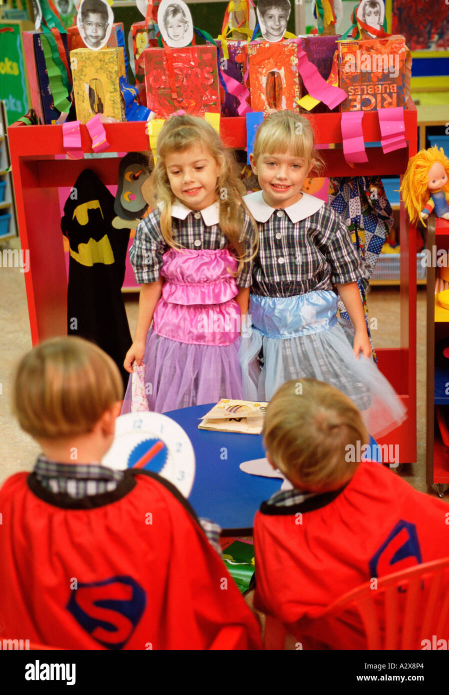 Les enfants de l'école s'habillant en activité de classe. Banque D'Images