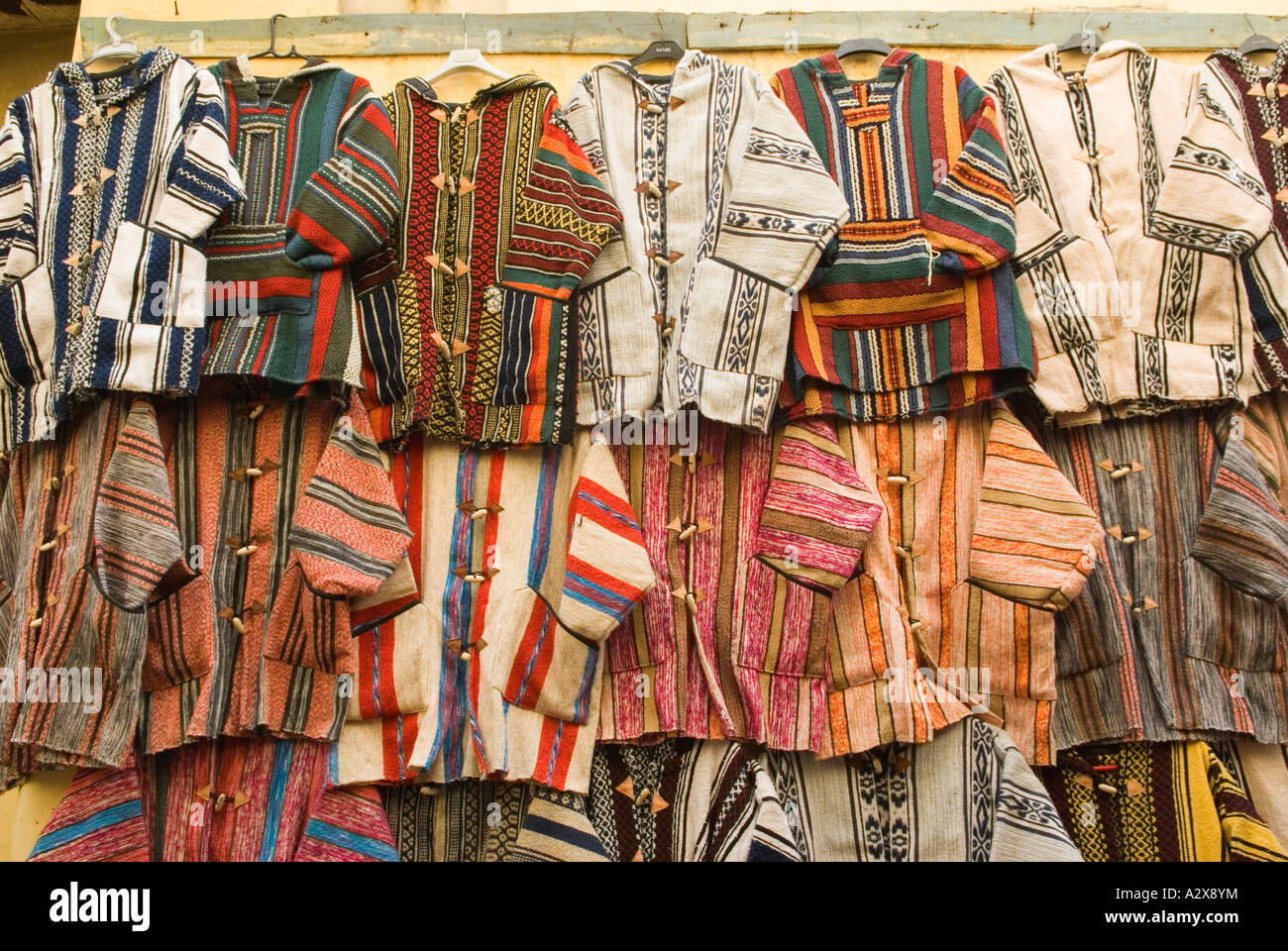 Fes el Bali Maroc Afrique du Nord veste colorée traditionnelle accrocher  sur le mur dans la Médina Photo Stock - Alamy