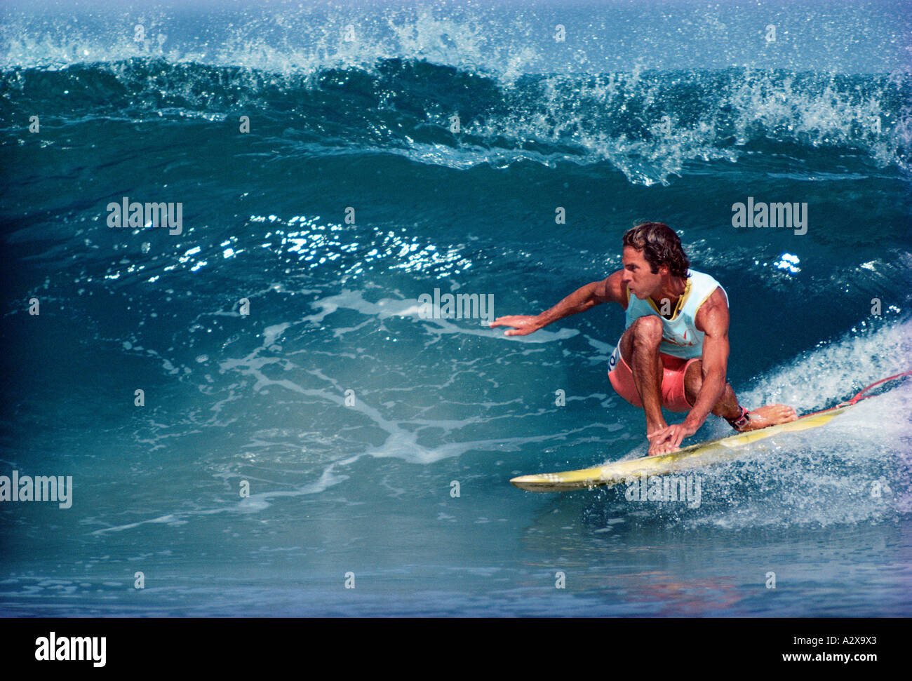 Jeune homme surf. Banque D'Images