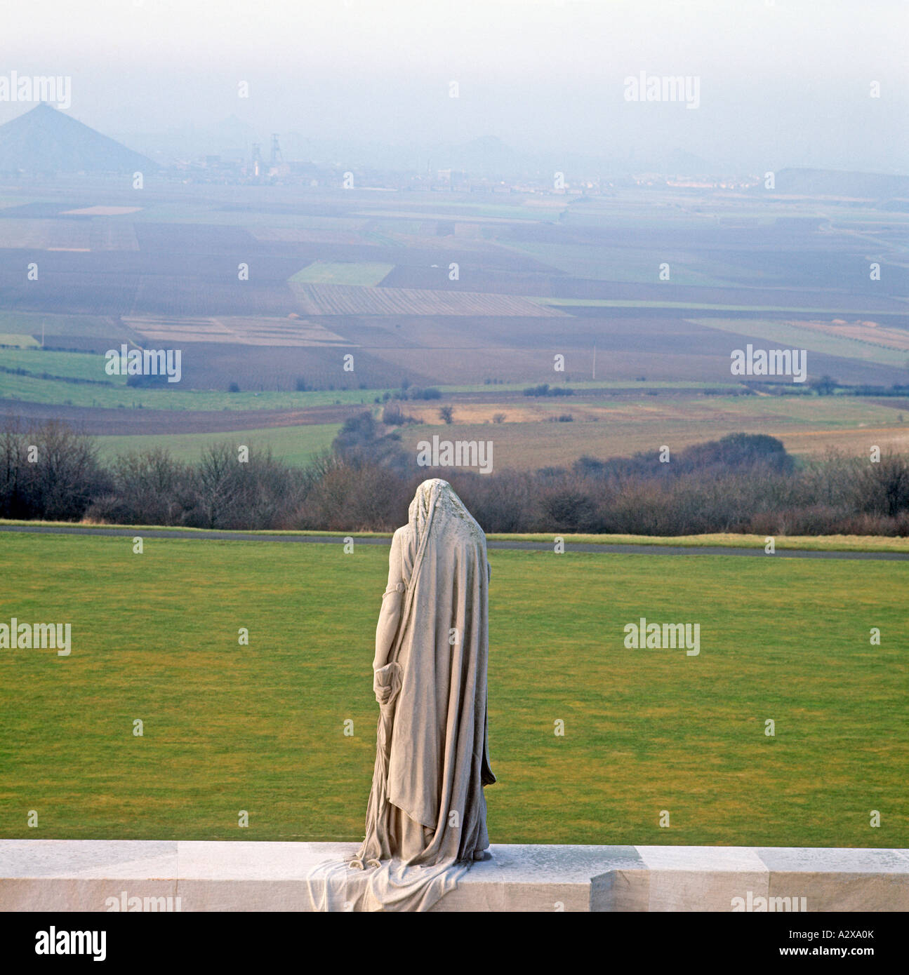 La crête de Vimy en France nrArras où est 11000 Canadiens furent tués ou blessés au cours de la 1ère guerre mondiale LA SECONDE GUERRE MONDIALE, Angel a l'air au-dessus du champ de bataille Banque D'Images