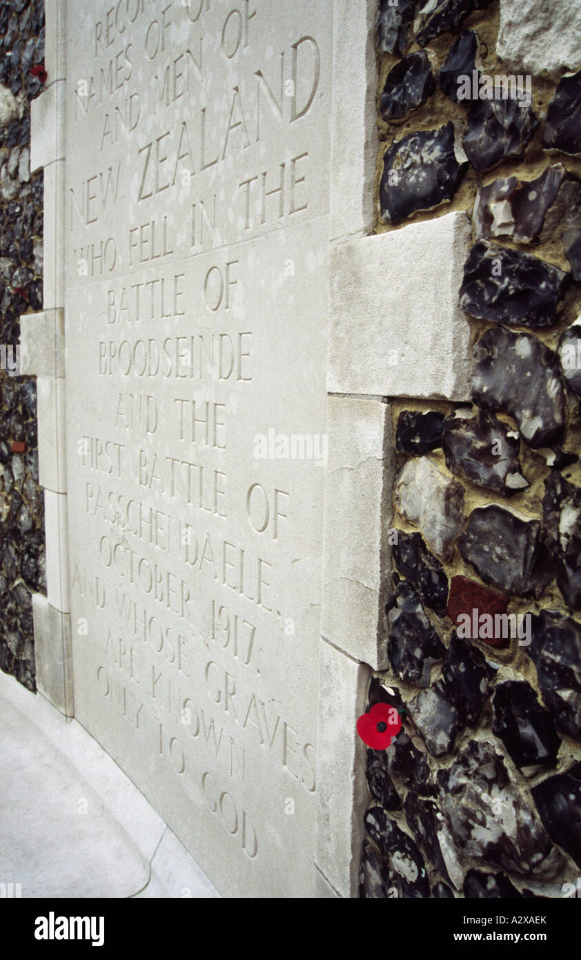Avec une plaque commémorant le coquelicot morts Nouvelle-Zélande Belgique cimetière britannique de Tyne Cot Banque D'Images