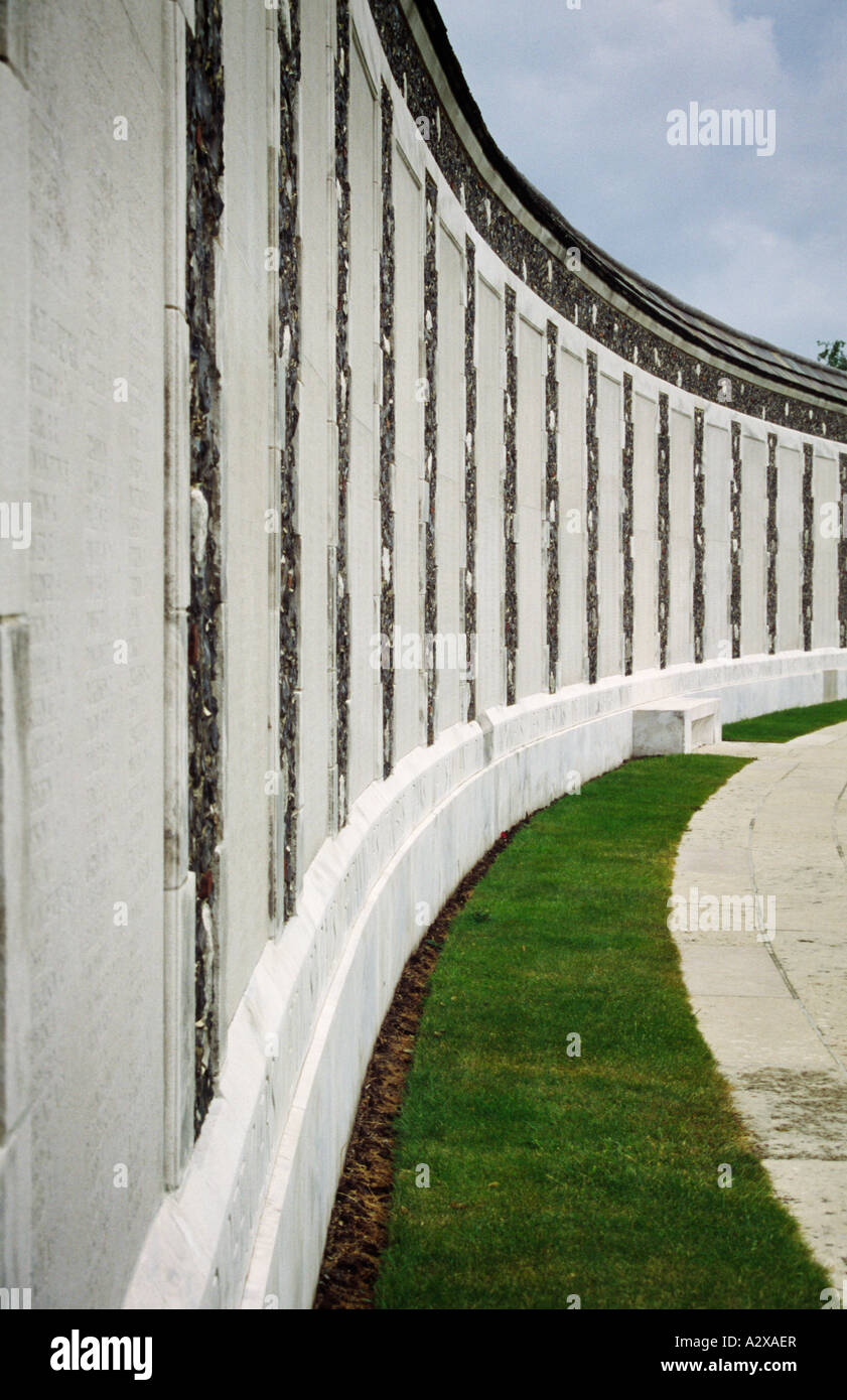 Mur des noms commémorant les disparus de la bataille de Passchendaele broodseinde ypres à Tyne Cot British Cemetery belgique Banque D'Images