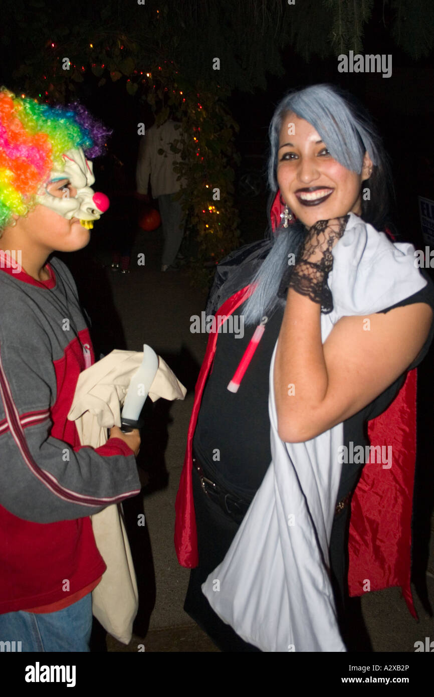 Le tour ou les treaters Halloween maman et son fils de 12 ans et 33 costumes. St Paul Minnesota USA Banque D'Images