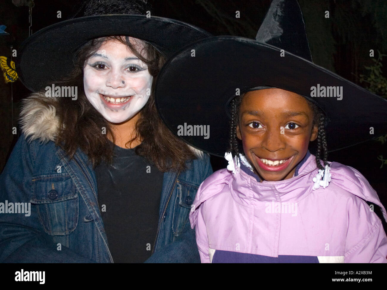 Le tour ou les treaters Halloween costumes sorcières dans l'âge de 11 ans et 7. St Paul Minnesota USA Banque D'Images