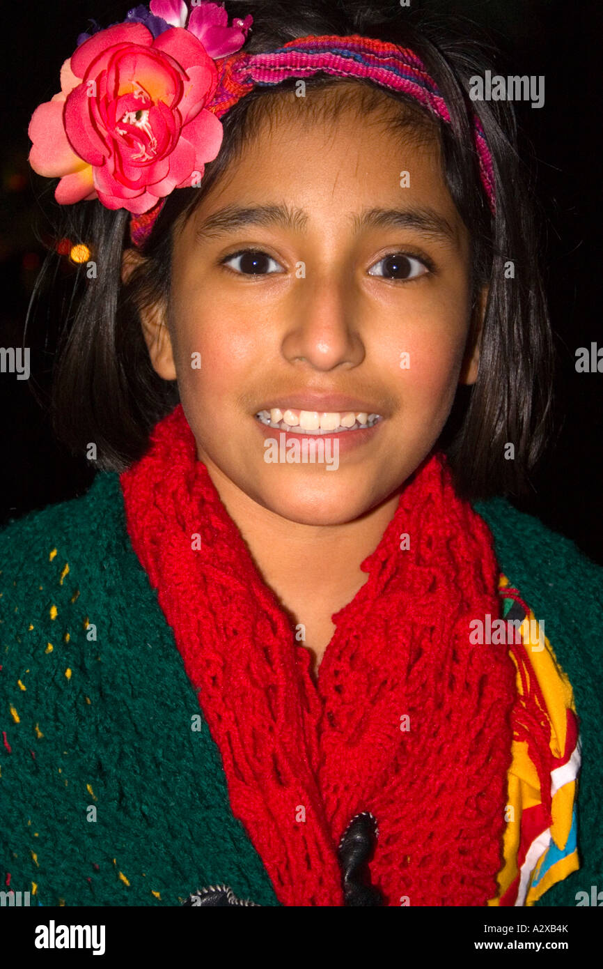 Usine d' Halloween ou portant un costume de fille de fleur mexicaine l'âge de 11 ans. St Paul Minnesota USA Banque D'Images