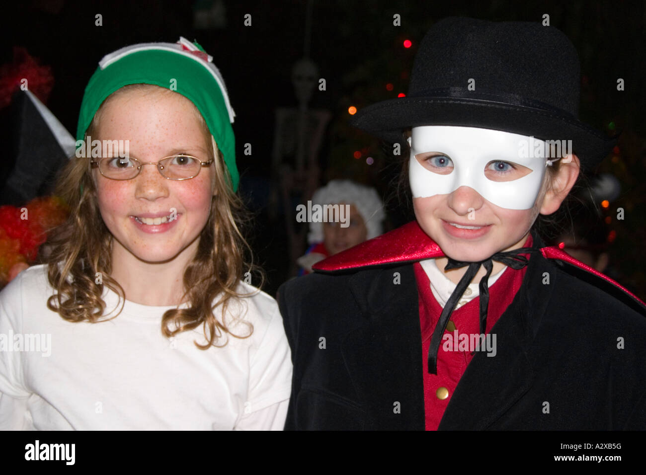 Halloween Le tour ou les treaters à Zoro masqué et caractère sœur en costume d'angle blanc de 6 ans. St Paul Minnesota USA Banque D'Images