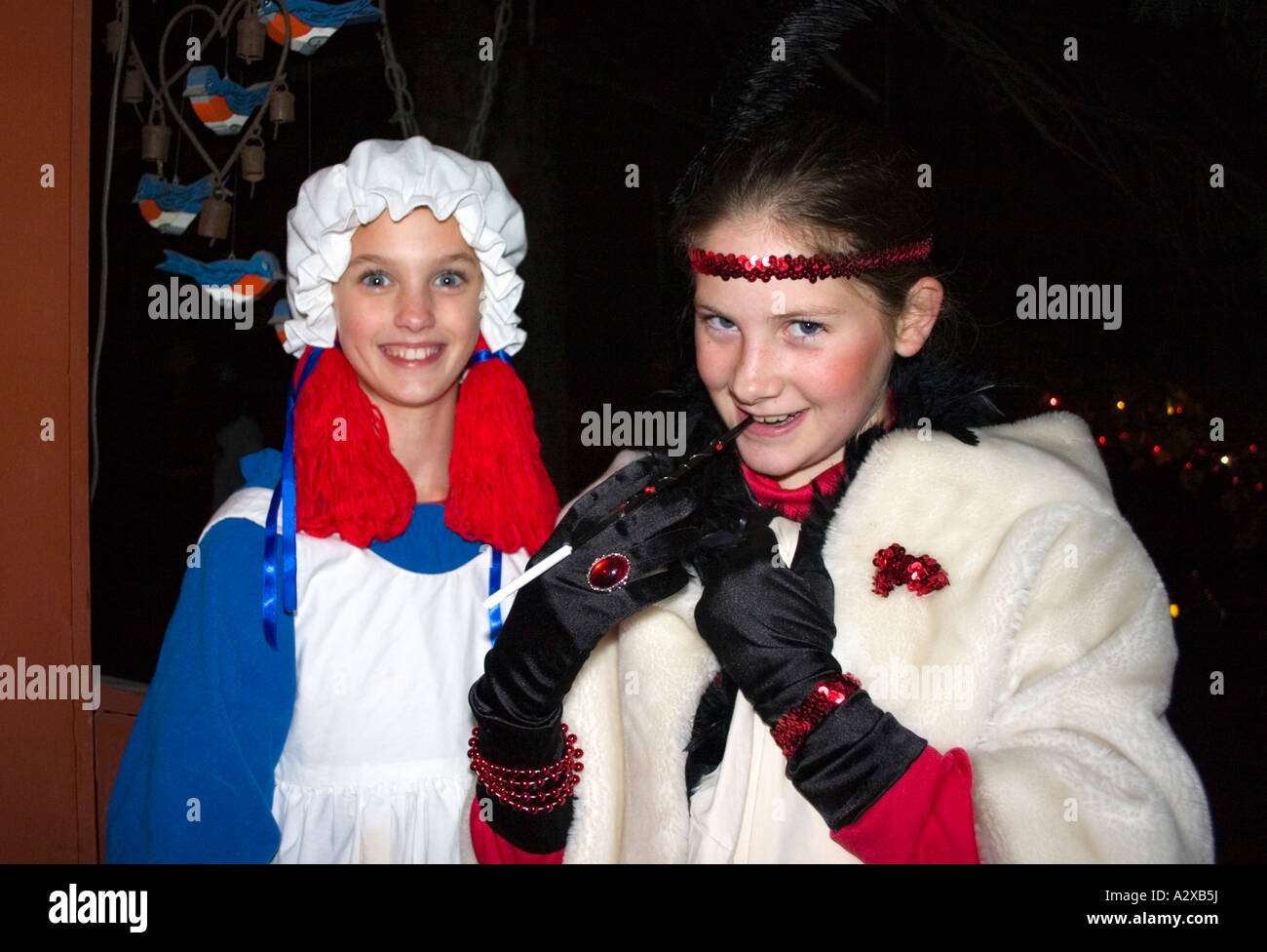 Les filles en costume d'Halloween pour les astuces et le traite de l'âge de 12 ans. St Paul Minnesota USA Banque D'Images