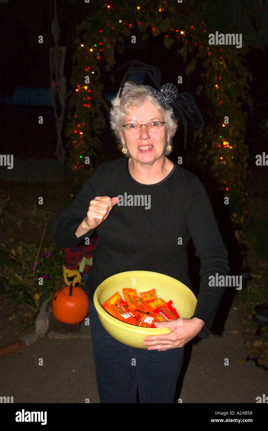 Halloween 63 ans voisin en costume d'araignée offrant des pièces de Reese pour trick or treats. St Paul Minnesota USA Banque D'Images