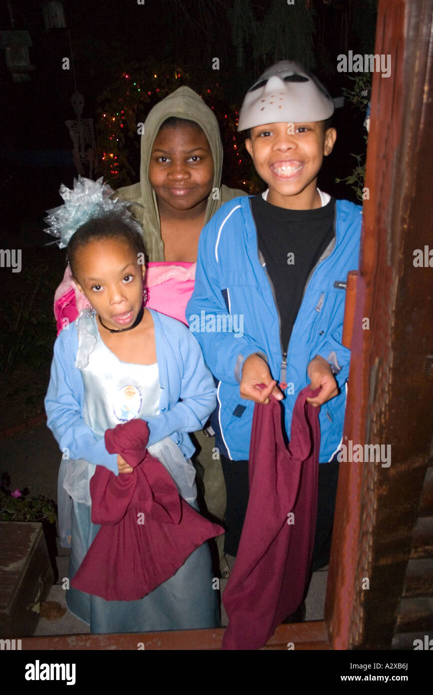 African American Halloween trick or treaters avec sacs de bonbons. St Paul Minnesota USA Banque D'Images