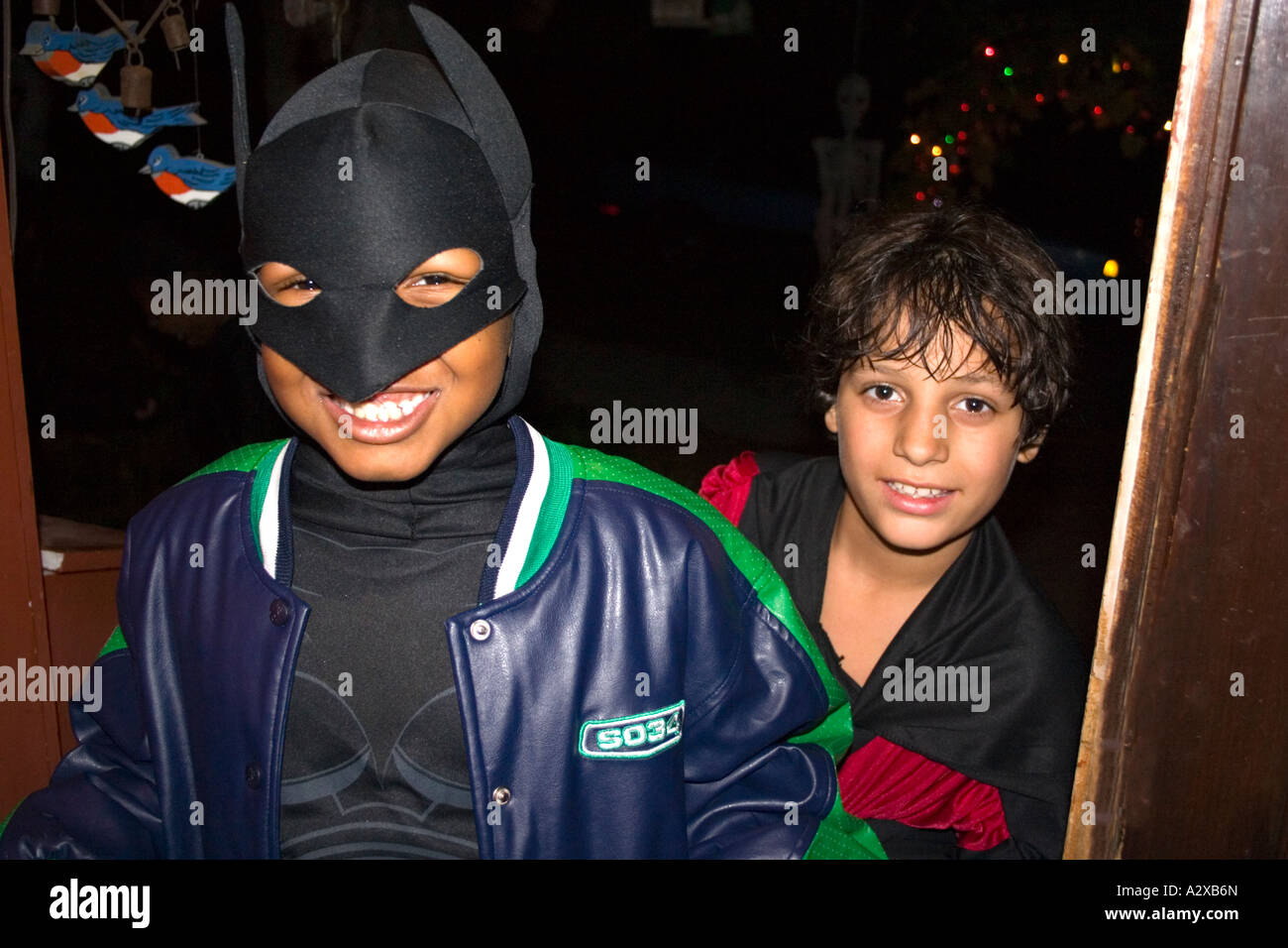 Halloween Latino masqué le tour ou les treaters l'âge de 11 ans. St Paul Minnesota USA Banque D'Images