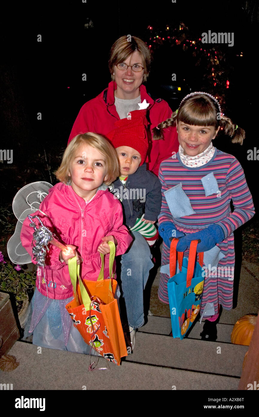 Halloween maman et ses enfants en costume pour le tour ou les friandises. St Paul Minnesota USA Banque D'Images