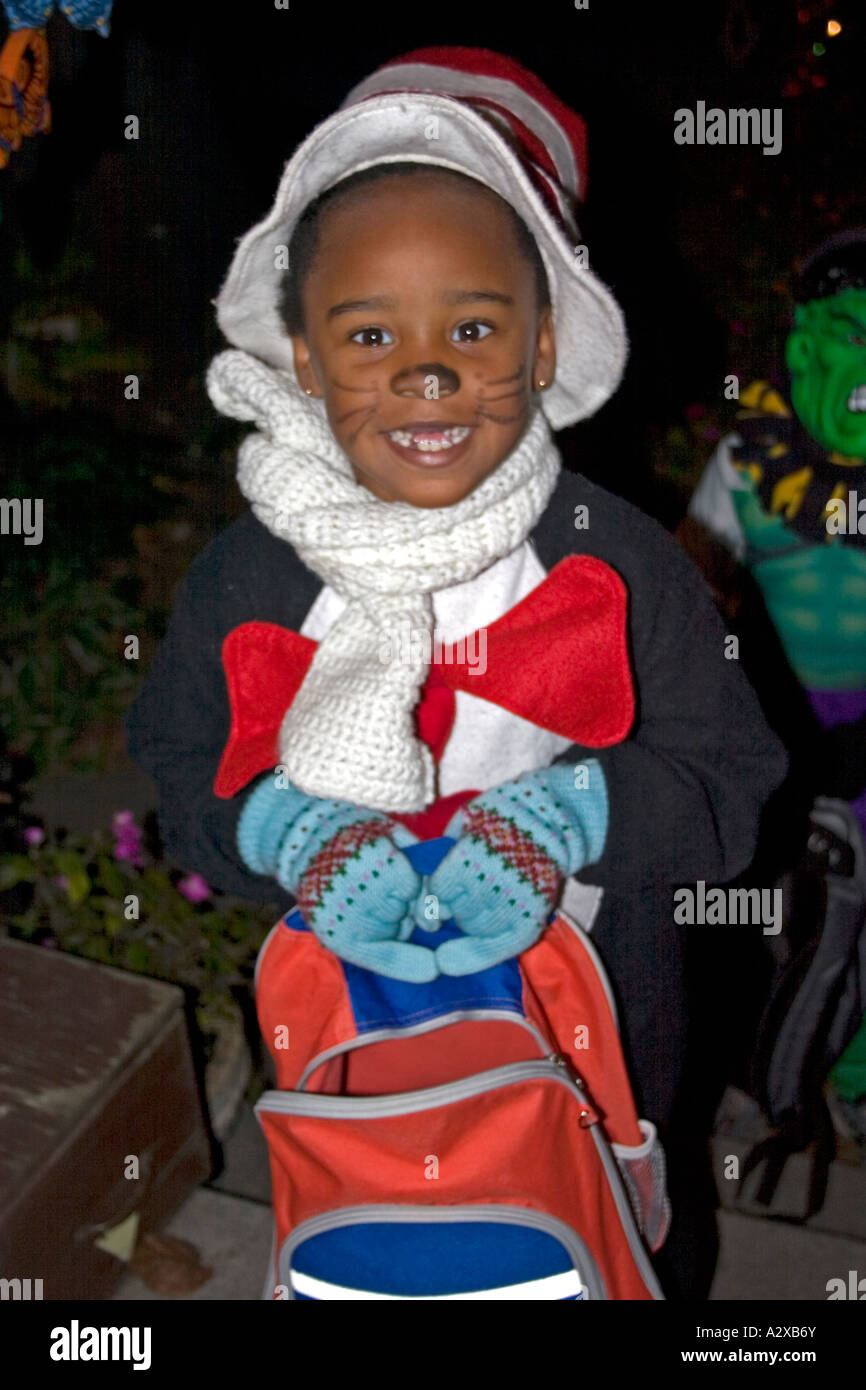 African American dans Halloween trick ou traitement en chat dans le chapeau costume. St Paul Minnesota USA Banque D'Images