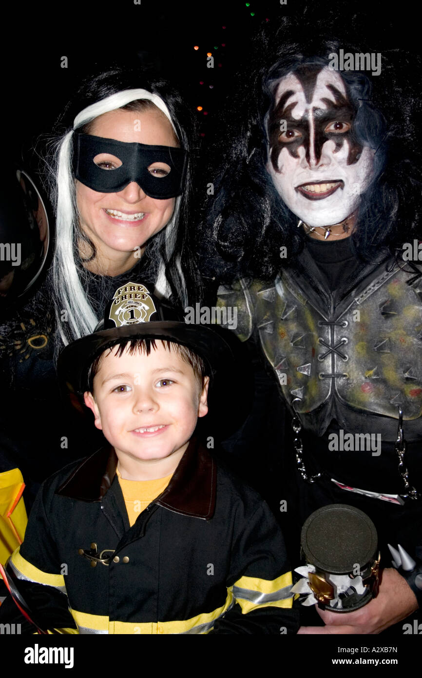 Famille Halloween Costumes enfants trébuchent les pompiers tenue. St Paul Minnesota USA Banque D'Images