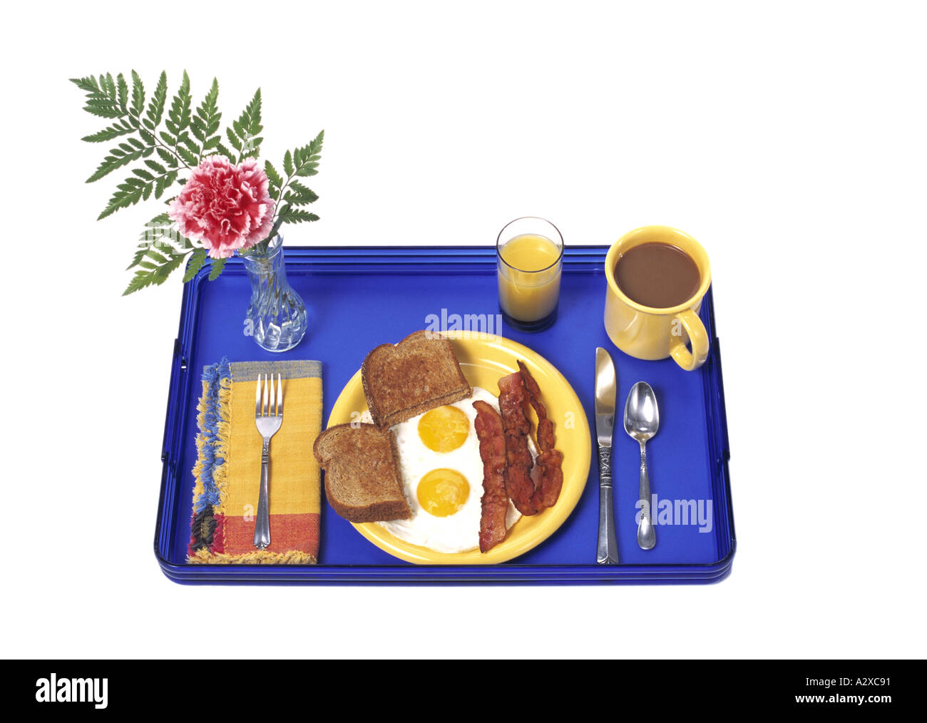 Petit-déjeuner au lit le bac se découpant sur fond blanc Banque D'Images