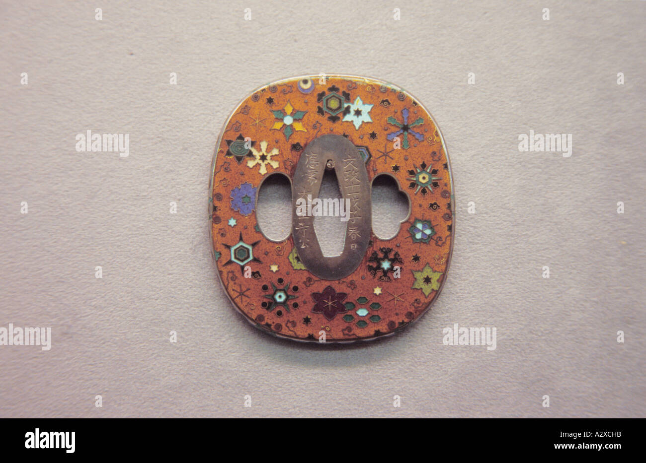 Japon Tokyo Ueno Park Musée National de Tokyo Sword guard Cloisonné Motif flocon de neige par incrustation Hirata p j Lefèbvre période Edo 1828 Banque D'Images