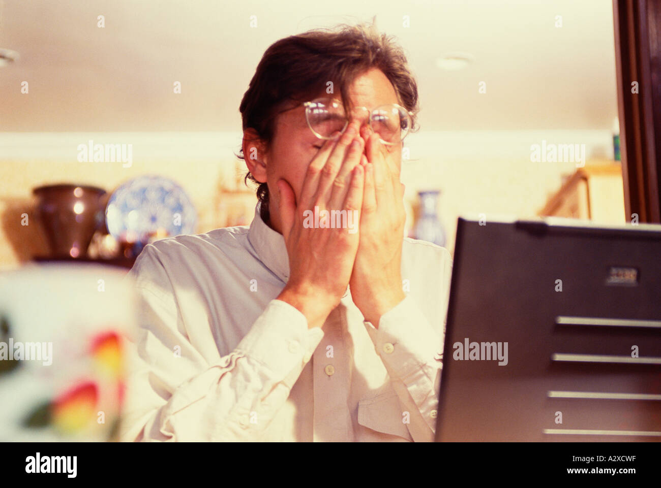 Portrait de jeune homme fatigué avec les mains couvrant la face. Banque D'Images