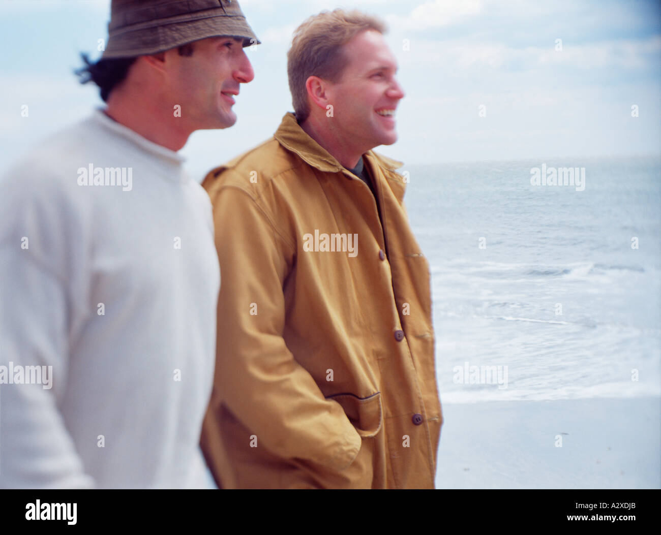 Deux hommes marchant sur la mer. Banque D'Images