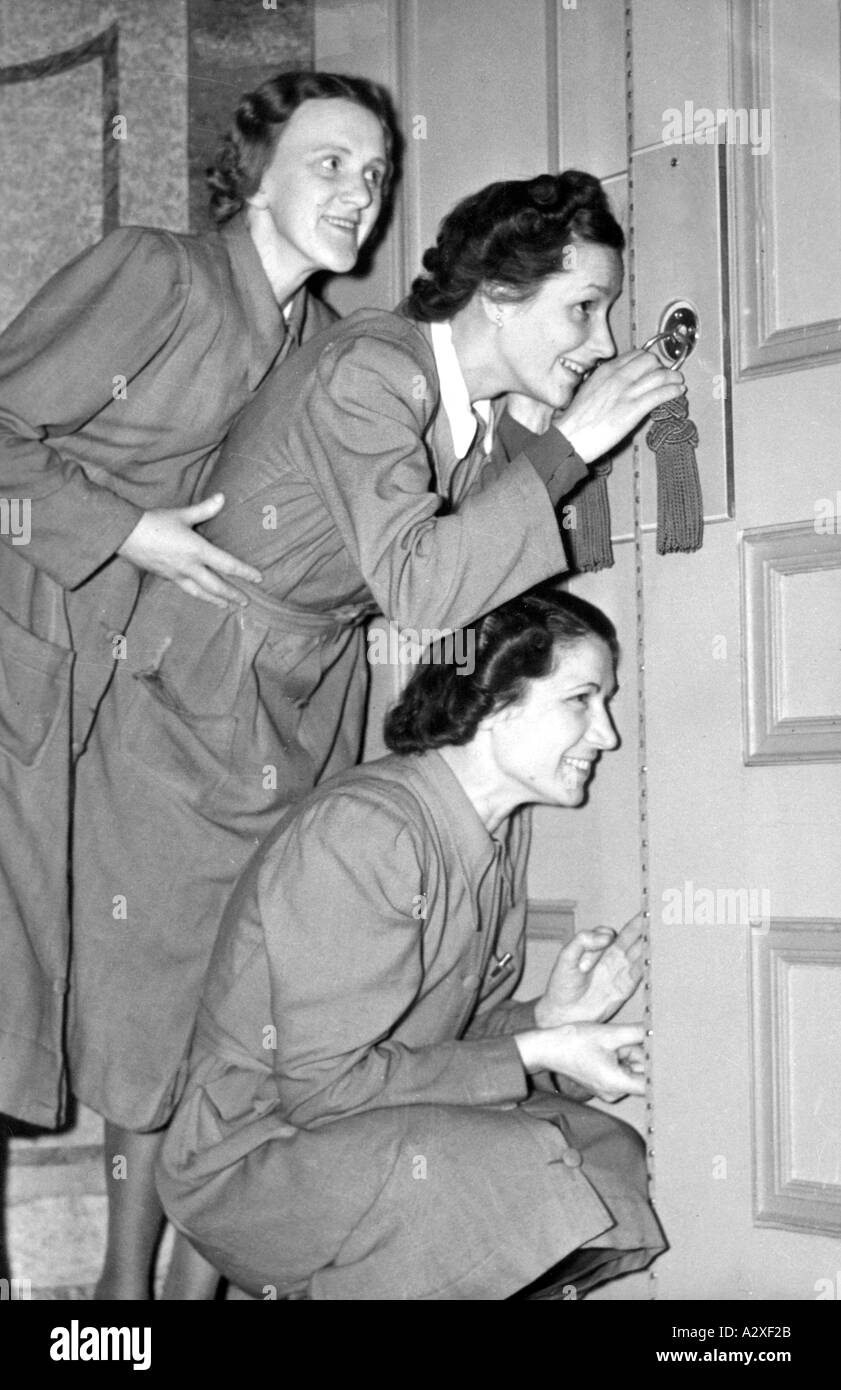 Lors de la répétition vestimentaire pour Roberta le jeudi 4 février 1943, le photographe suédois a posé cette garde-robe assistants pour A. photo pour l'édition du jour suivant les titres de la première page à New York Londres et à Stockholm aussi en revanche dominé par la reddition de l'armée allemande à Stalingrad le dimanche précédent 31 janvier Waehrend der Generalprobe fuer Roberta am Donnerstag den 4 Februar 1943 stellt der schwedische Fotograf mit den Garderobieren in der Stockholmer Oper dieses Bild fuer die Freitagsausgabe Die Schlagzeilen der presse in London New York und Stockholm werden Banque D'Images