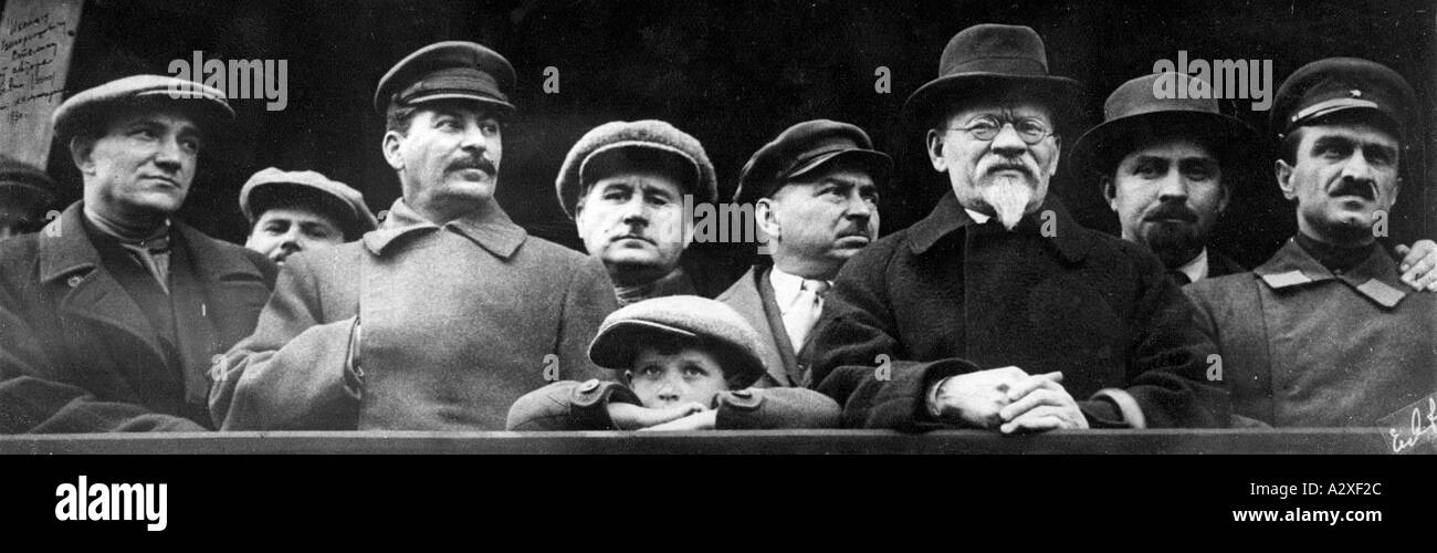 Un petit observateur a réussi à se faire passer clandestinement sur la plate-forme avec Joseph Staline centre l et sa droite homme Mikhail Kalinin centre R à cet événement en 1930 les années suivantes a vu Staline étendre son règne de terreur toujours plus loin, même la femme de Kalinin n'était pas à l'abri de l'emprisonnement Ein kleiner Zaungast schleicht sich 1930 auf das podium einer Veranstaltung mit Josef Stalin Mitte l und seinem Vertrauten Michail Kalinin Mitte R in den folgenden Jahren baut Staline seine auf Terror gegruendete Herrschaft kontinuierlich aus und selbst Kalinins Frau bleibt von einer Haftstrafe nicht verschont Banque D'Images