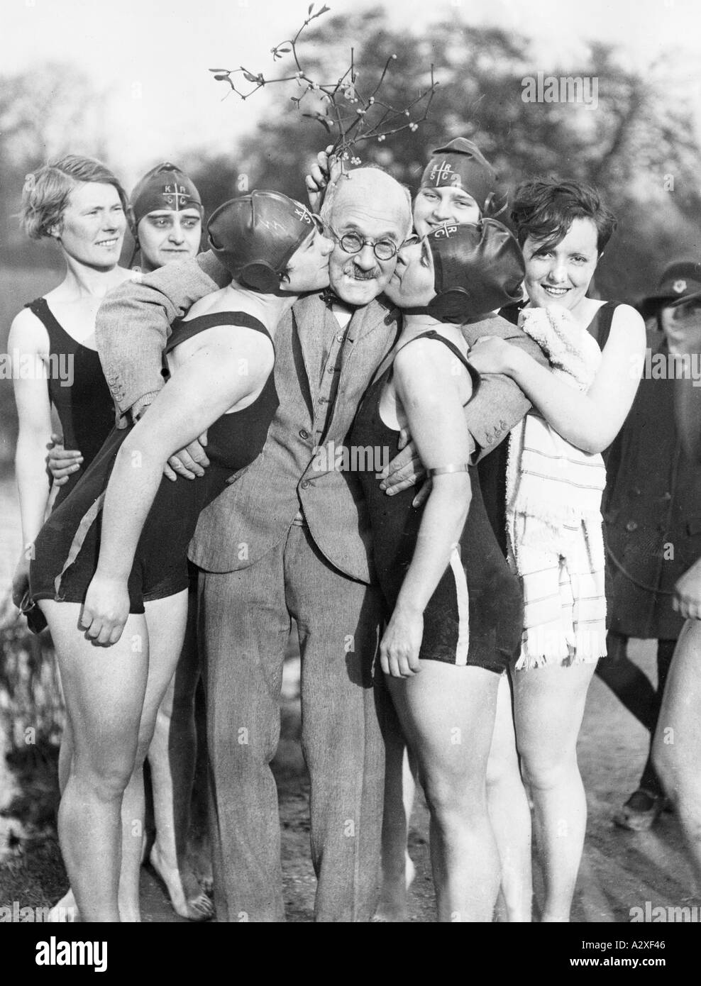 Les membres endurcis du Ken Wood Ladies Swimming Club bravant les coups et le froid amer pour leur course de natation de Noël 1929 le photographe a attrapé le Dr Potter profitant d'un incident sans répétition juste avant que les dames prennent le plongeon Die abgehaerteten Damen des Ken Wood Damenschwimmclubs trotzen der stuermischen und bitterkalten Witterung beim Weihnachtswettschwimmen 1929 Der Fotograf faengt den Starter 61 Banque D'Images