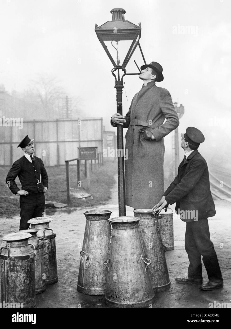 Dans les années 1920 et 30, les gens de grande taille ont capté l'attention populaire dans la variété dans le cirque et dans les parcs d'expositions par la vertu de leur taille pour faire connaître sa performance de soirée dans l'Olympia Circus Jake Ehrlich du Texas s'est présenté à The London Press le 12 décembre 1930 il mesura 8 pieds 6 pouces 2 mètres 62 centimètres dans den zwanziger und dreissiger Jahren erregen grosse Menschen im Zirkus im Variete und auf Jahrmaerkten aufgrund ihrer Koerperlaenge Aufsehen ALS Werbung fuer seinen abendlichen Auftritt im Olympia Circus stellt sich am 12 Dezember 1930 der Texaner Jake Ehrlich den Banque D'Images