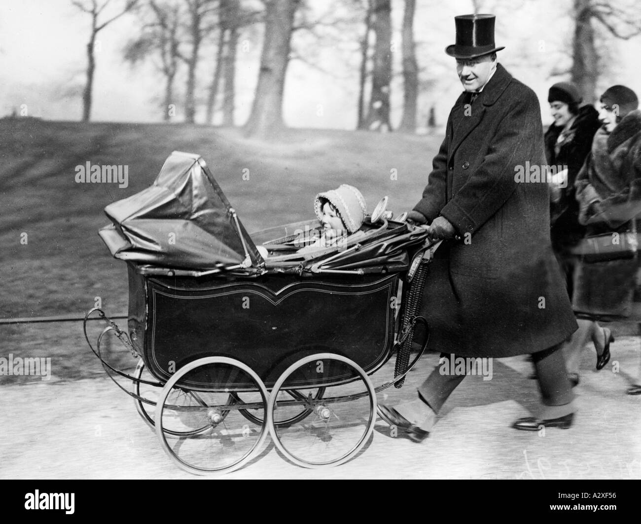 Un beau dimanche matin dans les années 1930 attire Lord Gorell et ses enfants dans le Hyde Park The de Londres la légende originale de cette photographie sous le titre Une noble nounou dans le parc a noté que Hyde Park a continué à le faire profitez d'une réputation en tant que terrain de jeux pour enfants de la société Ein schoener Sonntagmorgen écluse Lord Gorell und Seine Kinder dans le den dragueur Jahren in den Hyde Park Die urspruengliche Bildunterschrift mit dem Titel Ein adeliges Kindermaedchen im Park vermerkt dass der Hyde Park weithin als Spielplatz der Kinder der gehobenen Gesellschaft bekannt ist Curious moments S 73 Banque D'Images
