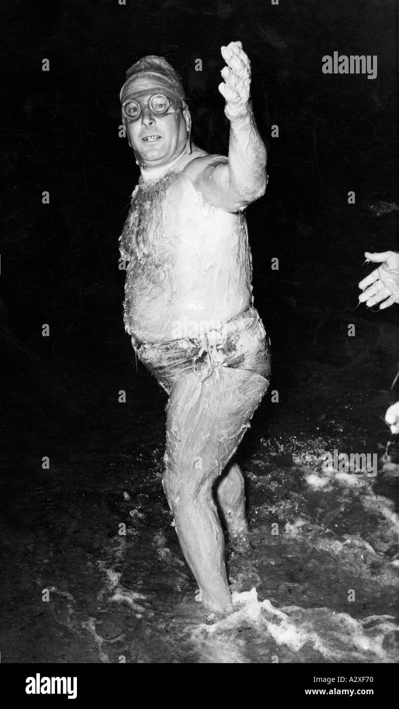 En 1875, un Anglais devint le premier homme à traverser la Manche entre la France et la Grande-Bretagne au cours des décennies suivantes vu d'innombrables autres nageurs de nombreuses Nations imiter son exploit ici, nous voyons le premier nageur grec de canal Major Jason Zirganos à partir du 14 juillet 1951 dans l'espoir d'atteindre l'autre côté en 16 heures 1875 durchschwimmt der erste Englaender den Kanal zwischen Frankreich und den britischen Inseln und unzaehlige Schwimmer vieler Nationen folgen ihm in den Kommenden Jahrzehnten hier startet der erste Grieche Major Jason Zirganos AM 14 juillet 1951 seinen Versuch und Banque D'Images