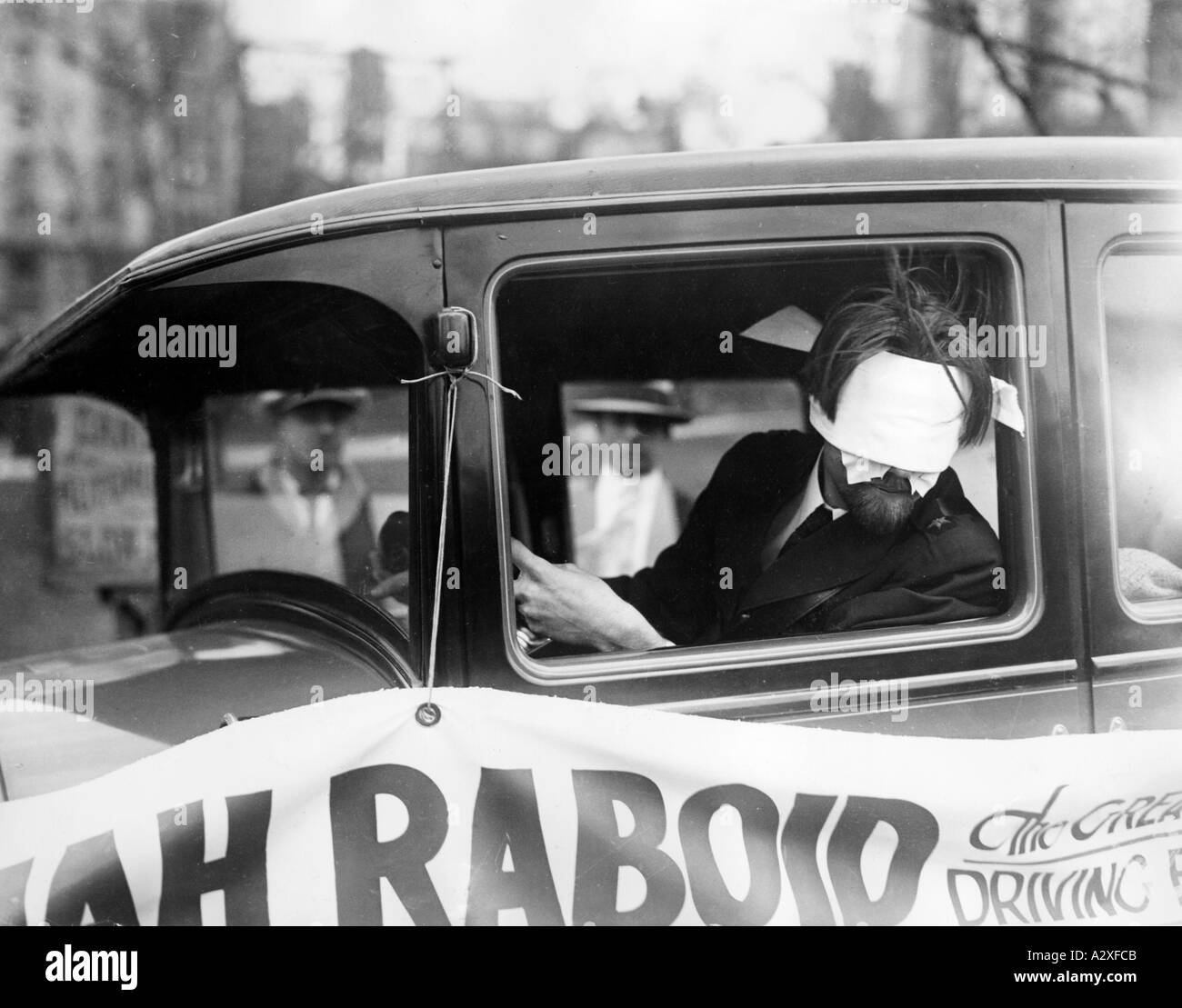 Les premières automobiles étaient à peine entrées en production de série vers le tournant du siècle lorsque la première vitesse terrestre record de 143 mph 228 km/h a été établi à Daytona USA en 1910, suivi dans les années 1920 par des attractions de foire comme celle-ci un Anglais conduit une voiture autour d'une piste son bandeau 100% efficace garanti Kaum Sind UM 1900 die ersten automobile in die Serienproduktion gegangen wird 1910 in Daytona USA der erste Geschwindigkeitsrekord mit 228 km h aufgestellt in den zwanziger Jahren folgen Jahrmarktsattraktionen wie diese Ein Englaender lenkt mit garantiert verbundenen Banque D'Images