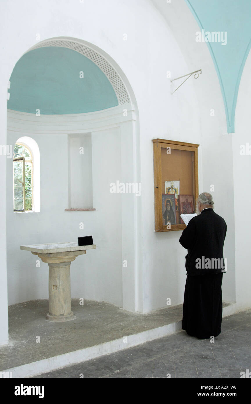 Un prêtre grec orthodoxe à l'intérieur de la chapelle de la tombe de Saint Barnabé à Chypre Banque D'Images