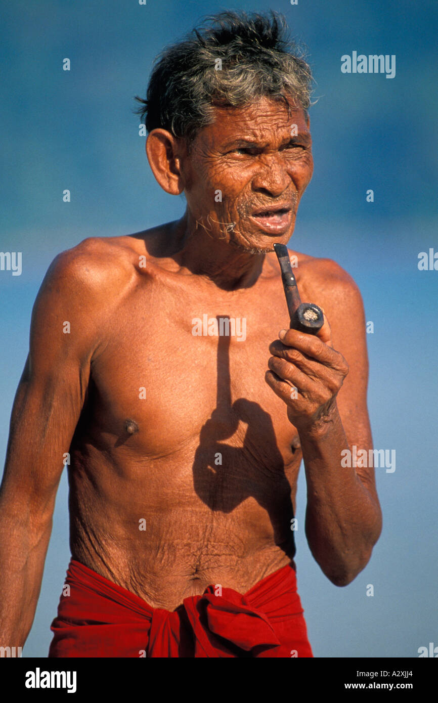 Birmanie Myanmar Asie Personnes Âgées Tribu Moken man enjoying sa pipe sur la plage Lampi Island archipel de Mergui La mer d'Andaman Banque D'Images