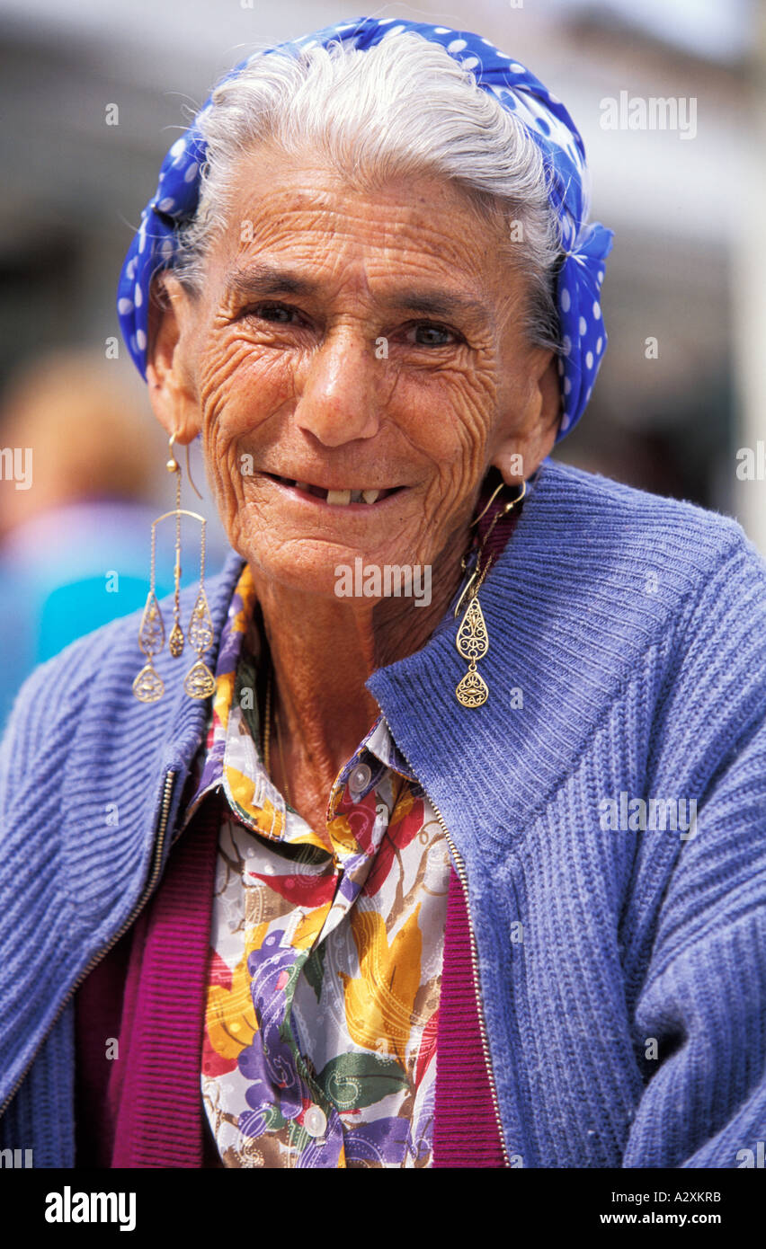 FRANCE habillé coloré Gypsy lady smiling at the camera Banque D'Images