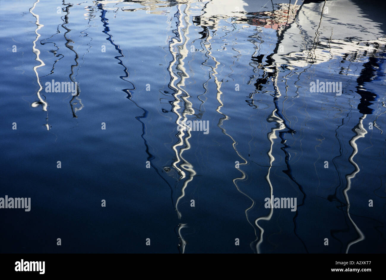 Reflets de mâts de bateau dans la mer en Croatie Banque D'Images
