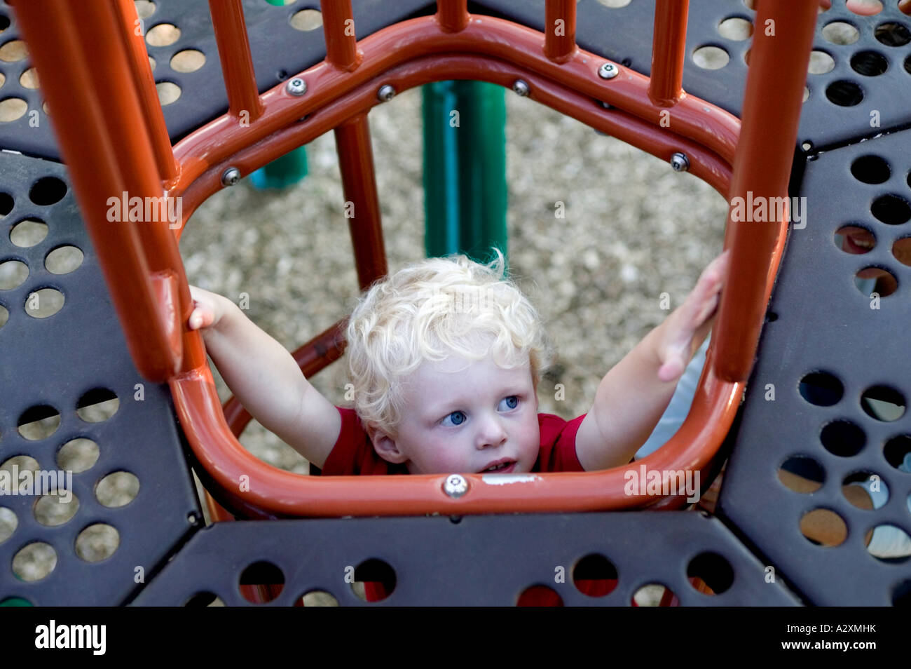 Bébé garçon monte sur Jungle gym Aire Ville, Salida, Colorado, USA Banque D'Images