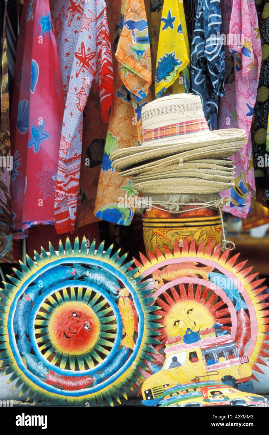Caraïbes ST MARTINS Ville de Marigot et chapeaux de paille colorée Sarongs  exposées au marché de plein air Photo Stock - Alamy