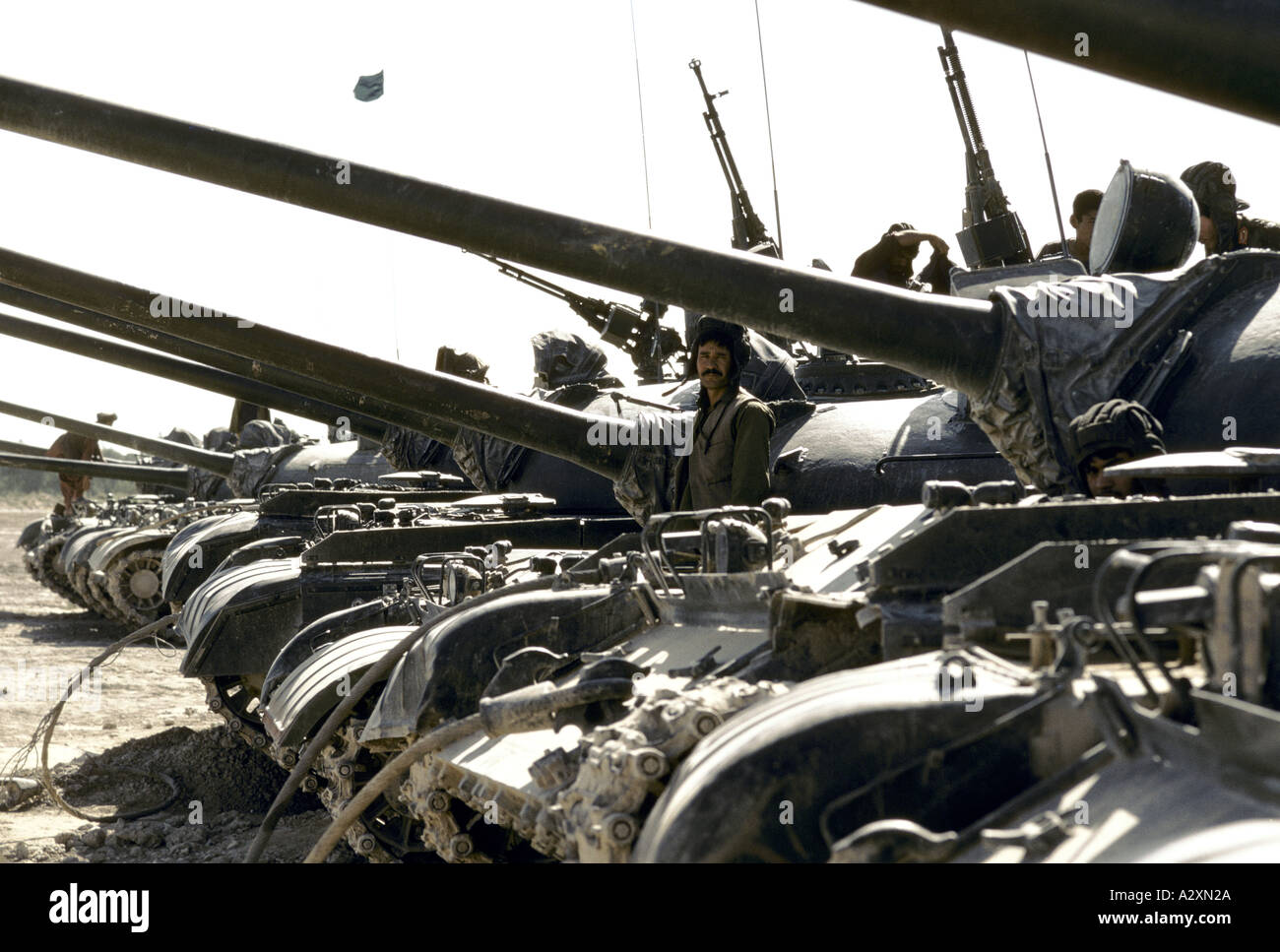 Une collection de jambes prothétiques assemblées dans un atelier, datée de 1992, présentant différentes étapes de réalisation. Banque D'Images