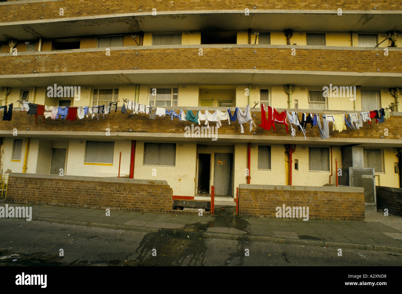 Lave-linge sur le balcon SUSPENDU LE LONG DES LIGNES D'UN BLOC D'HABITATION À l'abandon, Liverpool Banque D'Images