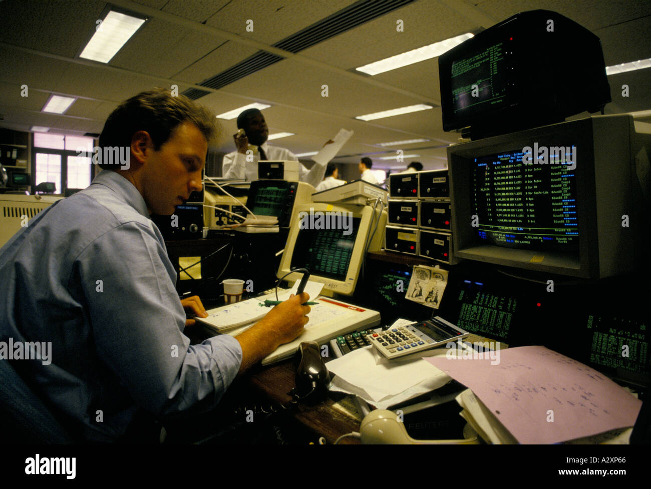 Travailleur de bureau de Goldman Sachs, la monnaie (PRÊT EN SOUFFRANCE DLRS SYSTÈME DE RECLASSEMENT), VILLE DE LONDRES. Janvier, 1988 Banque D'Images