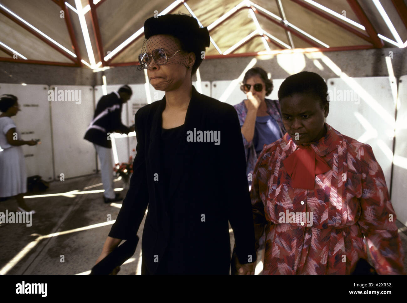 'MOZAMBIQUE 1987', VEUVE DE SAMORA MACHEL (EN NOIR) À LA TOMBE, LORS DE LA CÉRÉMONIE DE DÉPÔT DE GERBES LORS DE LA JOURNÉE DE LA FEMME MOZAMBICAINE, LE 1987 AVRIL 1987 Banque D'Images