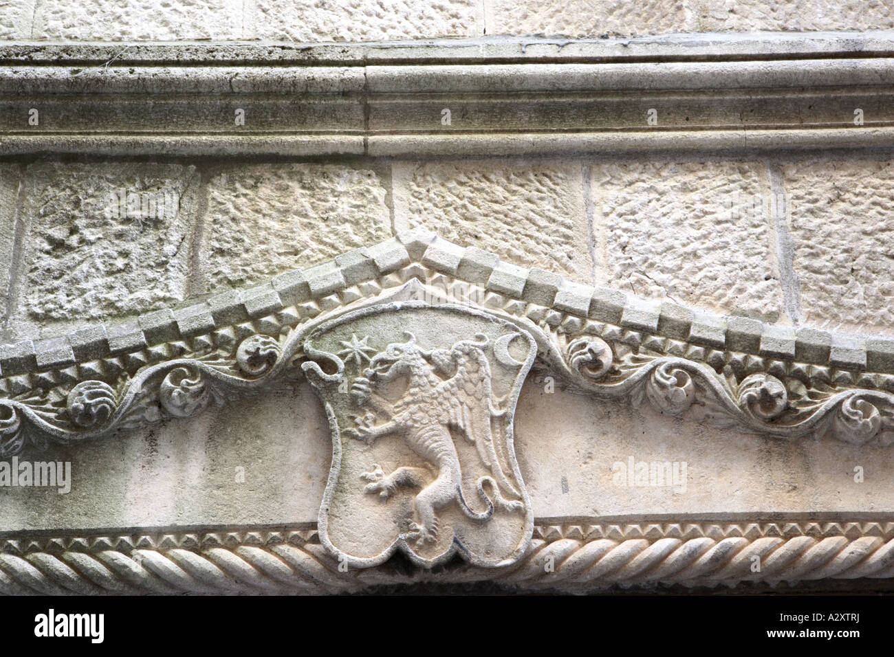 Détail d'un ancienne courbe artistiquement encadrement de porte en pierre dans la vieille ville de Korcula, Croatie Banque D'Images